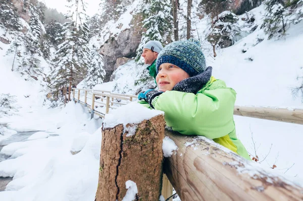 Figlio Con Padre Godere Bella Natura Invernale Nel Canyon Montagna — Foto Stock