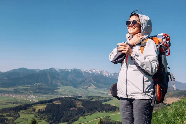Woman Backpacker Traveler Top Mountain — Stock Photo, Image