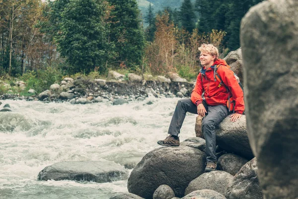 Giovane Turista Siede Riva Rocciosa Del Fiume Montagna — Foto Stock