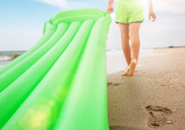 Kumda Ayak Izi Yüzen Yataklı Çocuk Kumsalda Yürüyor — Stok fotoğraf