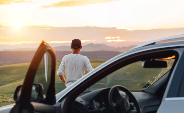 Joven Teniendo Largo Viaje Auto Detuvo Coche Nuevo Pie Cerca —  Fotos de Stock