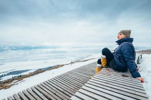 Woman Enjoys Beautiful Top View Winter Landscape — Stock Photo, Image