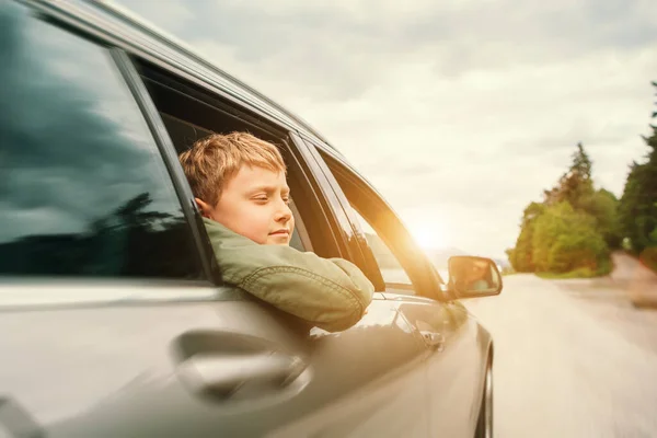 Viaggiare Auto Figlio Padre Guardano Fuori Dai Finestrini Dell Auto — Foto Stock