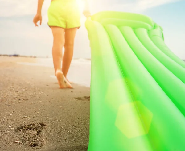 Footprint Sand Boy Swimming Mattress Walks Sand Beach — Stock Photo, Image