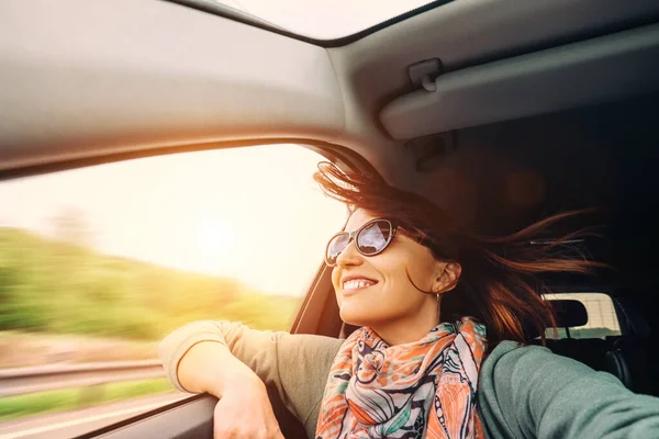 Mujer Con Pelo Volador Mira Desde Ventana Del Coche —  Fotos de Stock