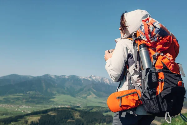 Γυναίκα Backpacker Ταξιδιώτη Πίνει Ζεστό Τσάι Στην Κορυφή Του Βουνού — Φωτογραφία Αρχείου