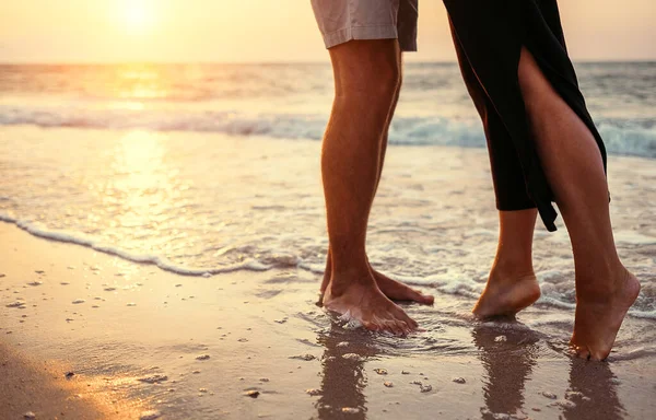 Verliebtes Paar Auf Der Sonnenaufgangsseite Beine Aus Nächster Nähe — Stockfoto