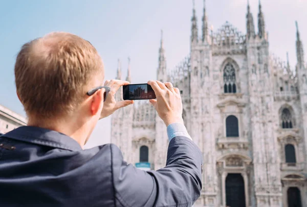 Podróżnik Zrobić Zdjęcie Duomo Milano Swoim Smartfonem — Zdjęcie stockowe