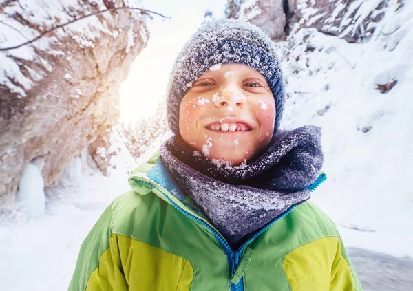 雪脸滑稽男孩肖像 — 图库照片