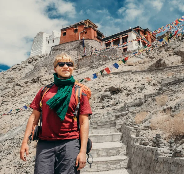 Reiseporträt Eines Jungen Mannes Der Nähe Des Tibet Klosters — Stockfoto