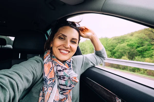 幸せな笑顔の女性は自動車に座って — ストック写真