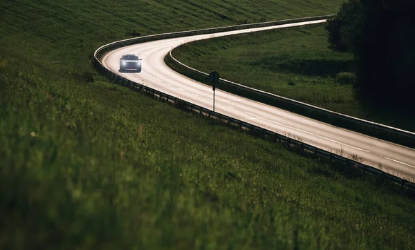 Otoyolda Ilerleyen Hızlı Modern Araba Akşam Güneşiyle Aydınlanıyor Güvenlik Otomatik — Stok fotoğraf