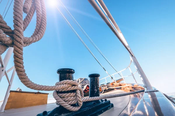 Jacht Rast Gegen Blauen Himmel — Stockfoto