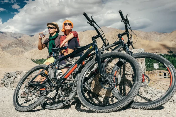 Två Cyklister Vilar Bergsvägen — Stockfoto