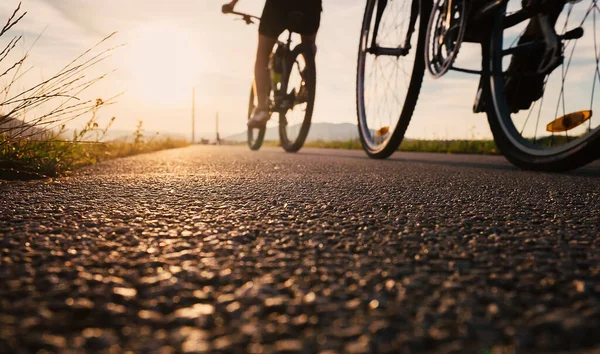 Велосипедные Колеса Закрывают Изображение Асфальтовой Дороге Заката — стоковое фото
