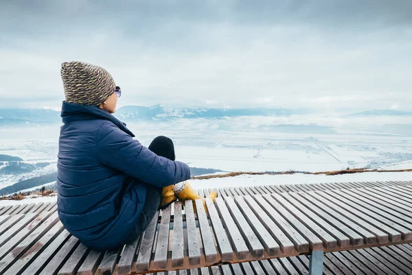 Femme Détendre Dans Point Vue Supérieur Avec Panorama Hiver Ville — Photo