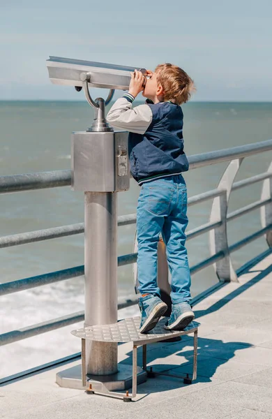 Boy Try Looks Binocular Sea Pier — Stock Photo, Image