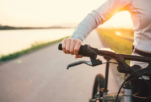 Закройте Женскую Руку Руле Велосипеда — стоковое фото