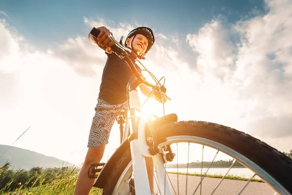 Jongen Fietst — Stockfoto