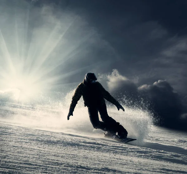 Snowboarder Γλιστρά Κάτω Από Χιονισμένο Λόφο — Φωτογραφία Αρχείου
