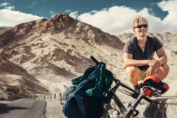 Jeune Touriste Voyage Vélo Dans Montagne Himalaya — Photo