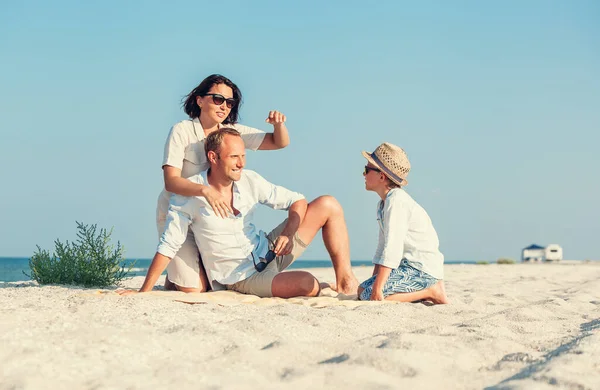 Famiglia Trascorso Tempo Vacanza Sulla Spiaggia Sabbia Del Deserto Mare — Foto Stock