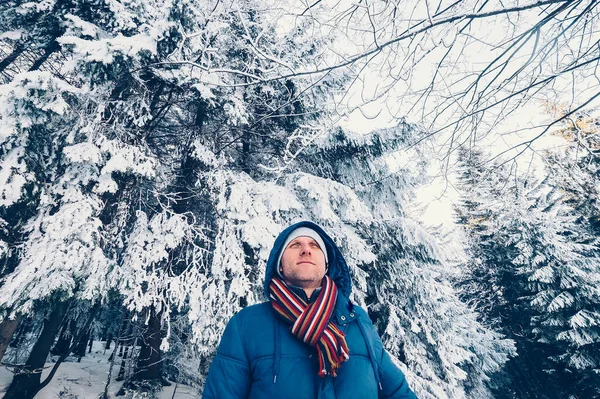 Человек Снежном Лесу — стоковое фото