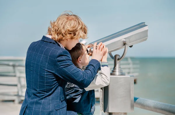 Två Blonda Hårbröder Tittar Tillsammans Kikare Havet — Stockfoto