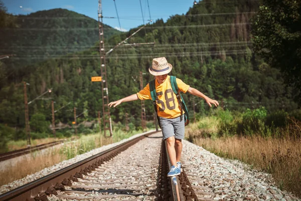 Kleine Jongen Met Rugzak Wandelingen Het Spoor — Stockfoto