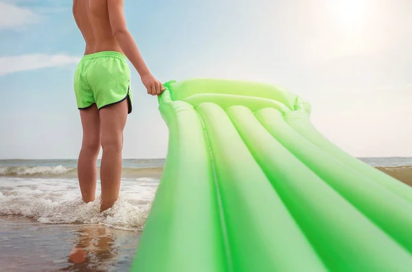 Garçon Tient Sur Ligne Surf Mer Avec Matelas Air Natation — Photo