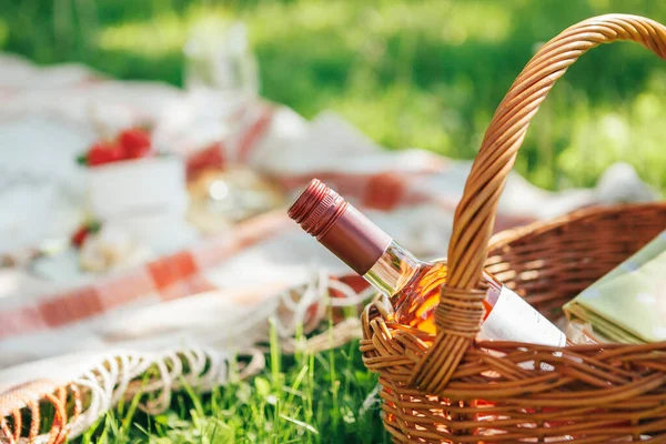 Bouteille Vin Dans Panier Pique Nique Image Rapprochée — Photo