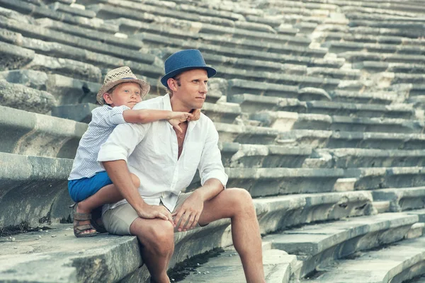 Vater Und Sohn Sitzen Auf Antiken Amfitheatertreppen Side Türkei — Stockfoto