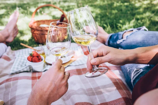 Casal Apaixonado Bebe Vinho Branco Piquenique Verão — Fotografia de Stock