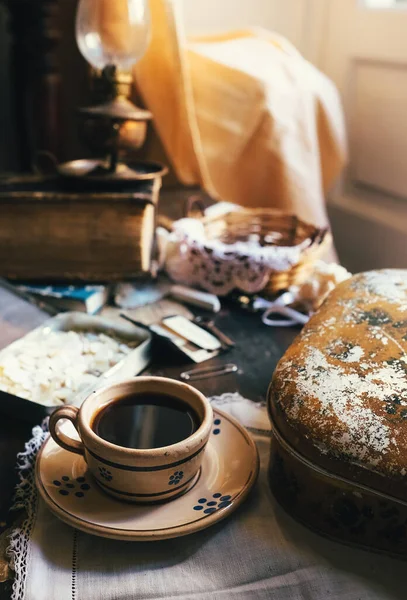 Bir Fincan Kahve Klasik Dikiş Aksesuarlarıyla Dolu Bir Hayat — Stok fotoğraf