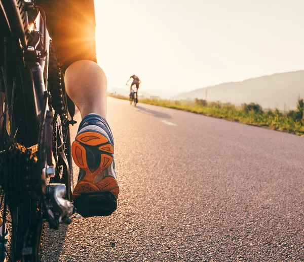 Füße Auf Fahrradpedal Sonnenuntergang Nahaufnahme — Stockfoto