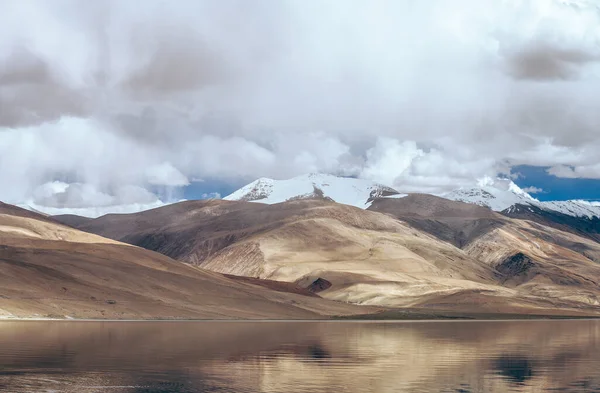 Lago Tso Moriri Montaña Reflejada Superficie Del Agua —  Fotos de Stock