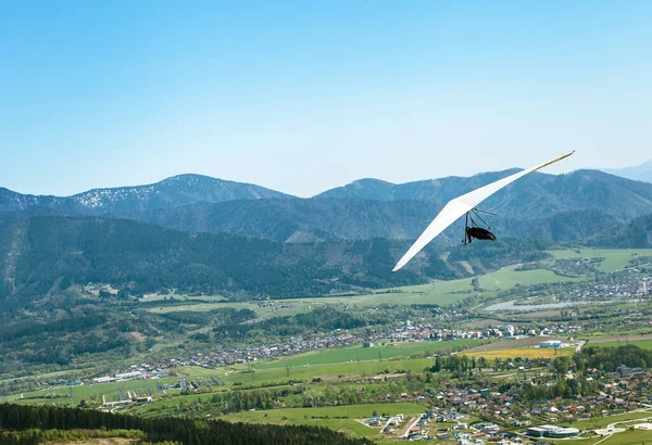 Hang Planador Voar Sobre Vale Montanha — Fotografia de Stock
