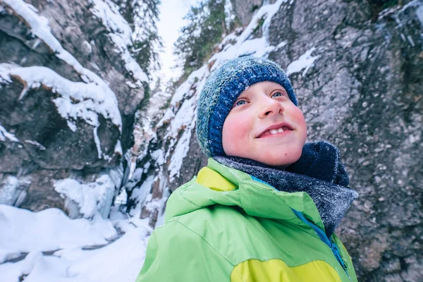 冬の山渓谷の男の子の肖像画 — ストック写真