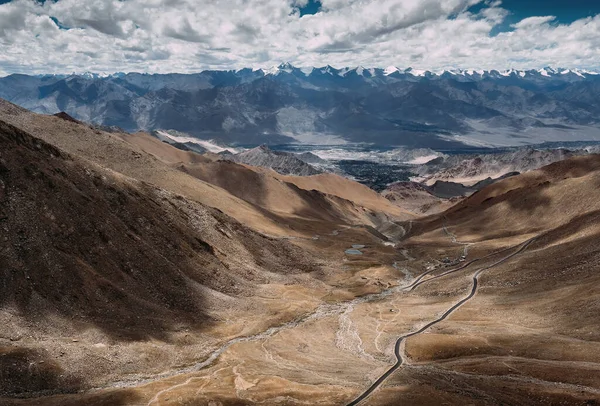 Leh Ladakh 'a giden dağ yolunun tepesinden.