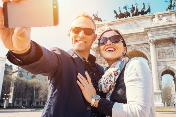 Casal Feliz Tirar Uma Foto Selfie Arco Paz Milão — Fotografia de Stock