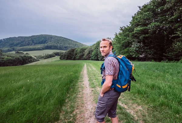 Hombre Camina Sobre Colinas Montaña — Foto de Stock