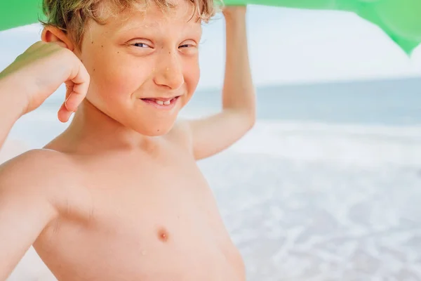 Chlapecký Portrét Mořské Pláži Plovoucí Matrací — Stock fotografie