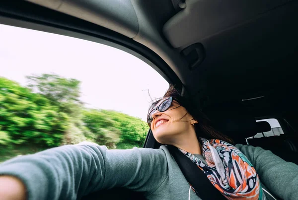 女性は自動車で旅行中の車の窓からの眺めで楽しむ — ストック写真