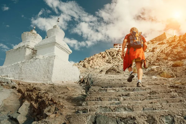 観光客の男はヒマラヤ山のチベットの聖地への階段を登る — ストック写真