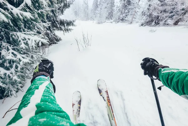 Лыжник Заснеженном Лесу — стоковое фото