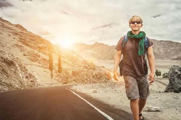 Viaggiatore Passeggiate Sulla Strada Montagna Himalaya Indiano — Foto Stock