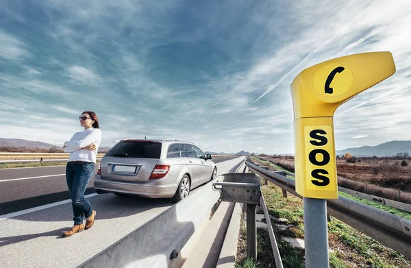 Sos Raststätte Auf Autobahn Autofahrerin Hat Ein Problem Mit Auto — Stockfoto