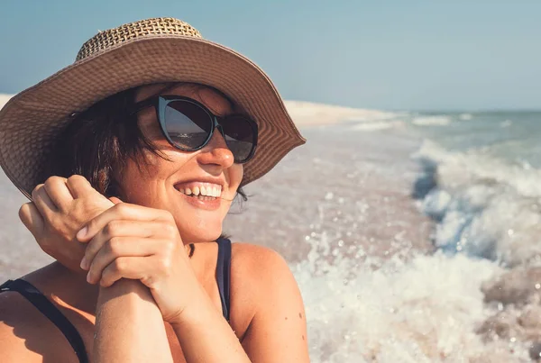 Feliz Mulher Sorridente Chapéu Palha Praia Mar — Fotografia de Stock