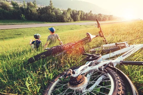 Otec Syn Odpočívají Společně Vysoké Zelené Trávě Cyklistické Procházce — Stock fotografie