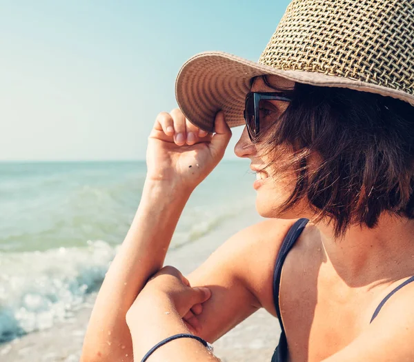 Woman Big Hat Enjoyes Sea View — Stock Photo, Image